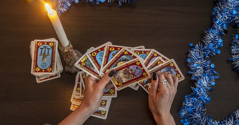 Представлялась подругой мамы: гадалка обманывала детей, крала деньги и драгоценности в Новосибирске