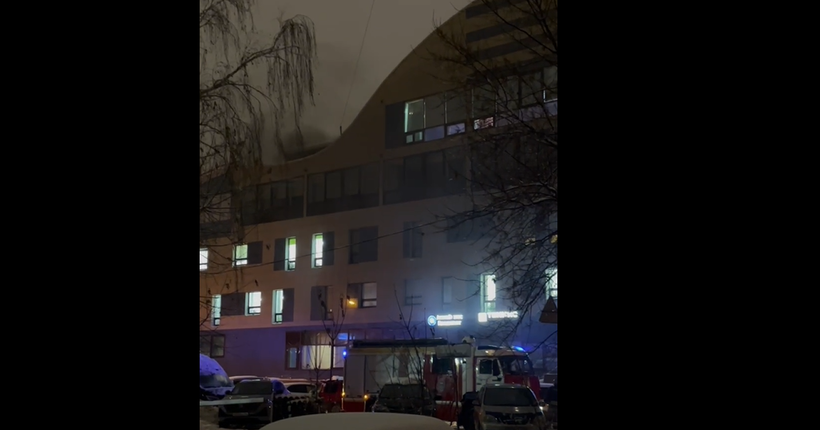 В Новосибирске в бизнес-центре на Романова произошёл пожар