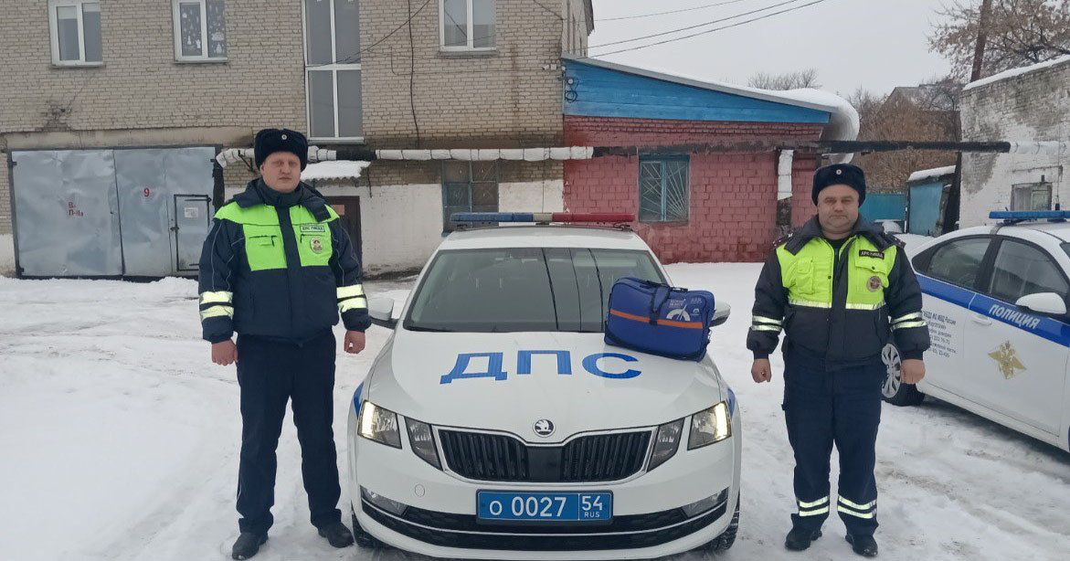 Полицейские Новосибирской области оказали первую помощь женщине, пострадавшей в ДТП