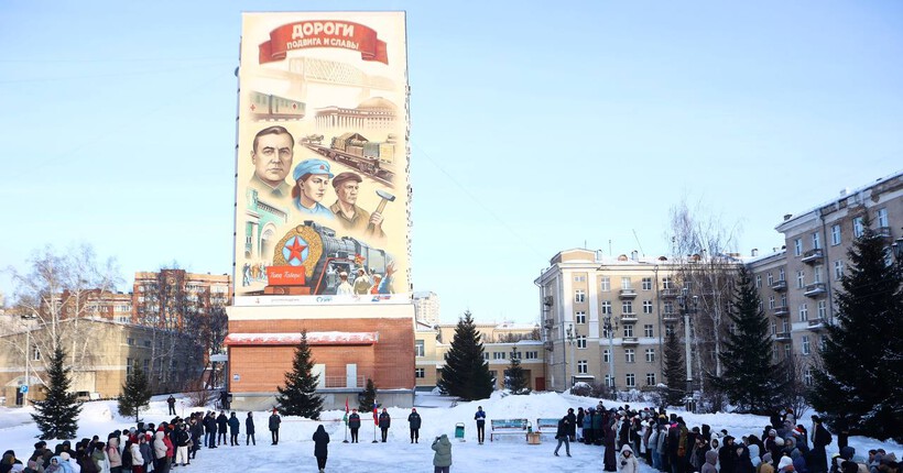 В новосибирском студгородке СГУПСа появился мурал о подвиге железнодорожников
