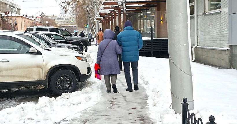 Жители Новосибирска жалуются на уборку тротуаров и гололёд
