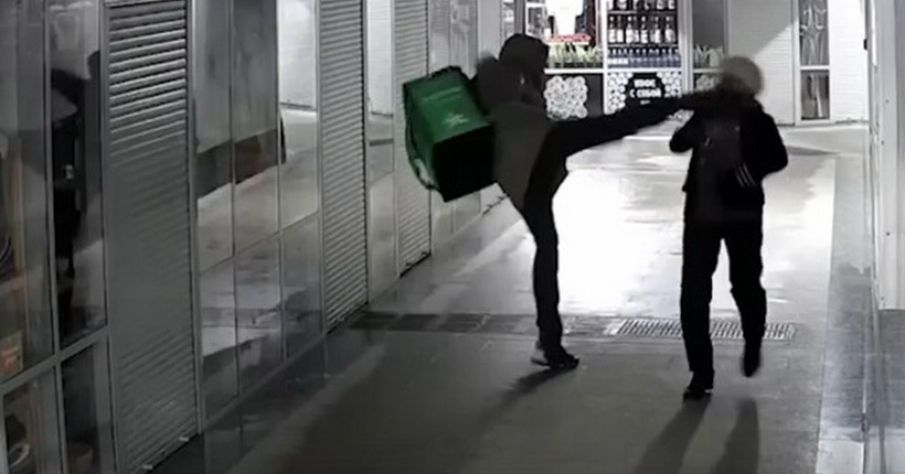 В центре Новосибирска курьер напал на пожилую женщину