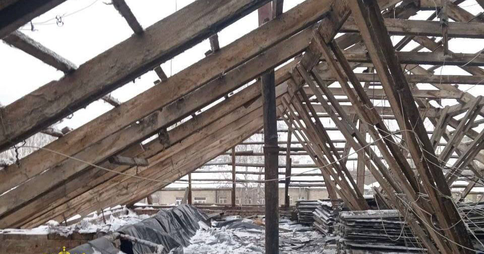 В Первомайском районе Новосибирска починят крышу дома после падения дерева