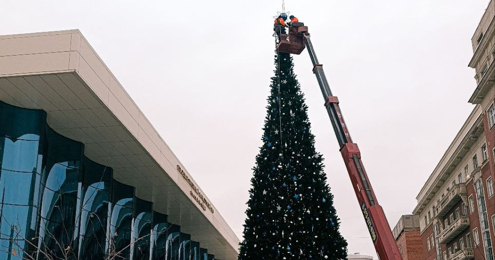 18-метровую новогоднюю красавицу устанавливают перед Новосибирской филармонией