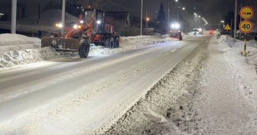 Новосибирские дорожные службы перевели в режим повышенной готовности из-за снегопада