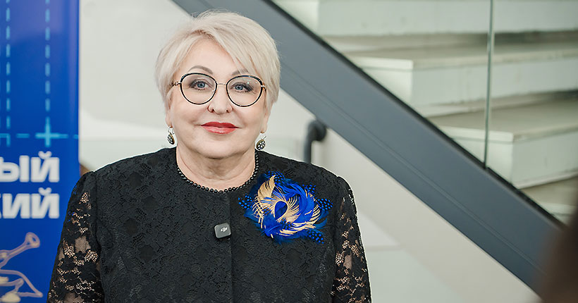 Жить театром