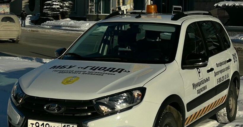 В Новосибирске начнёт работу спецавтомобиль контроля за платными парковками