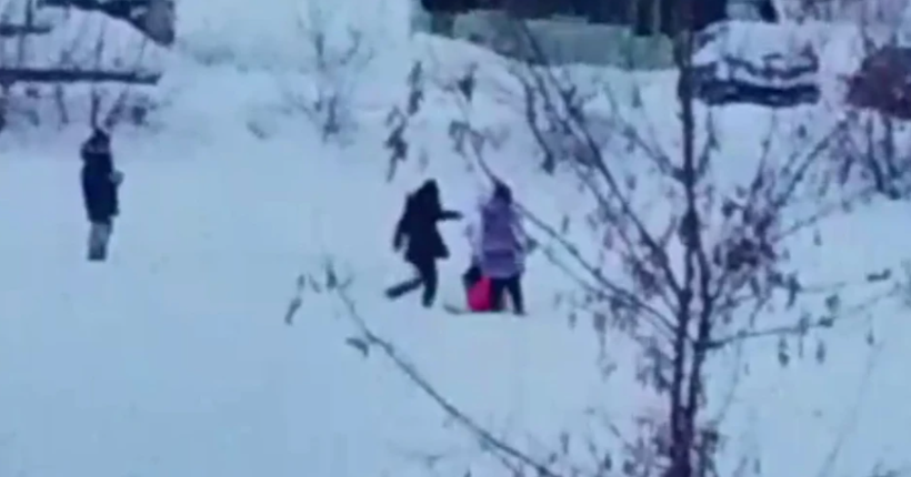 В Новосибирске двое подростков жестоко избили третьеклассника