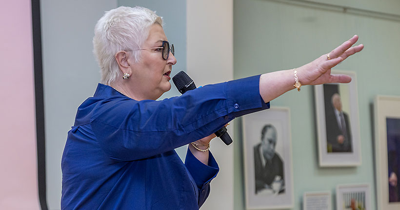 Интриговать, смешить и немножко пугать