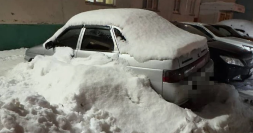 В Новосибирске автомобиль замуровали снегом во время уборки двора