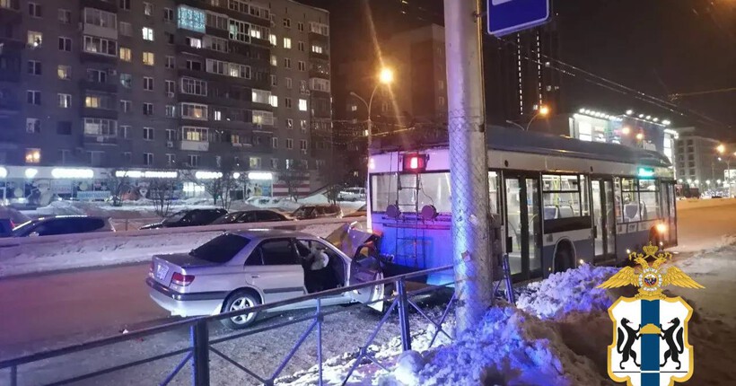 В Новосибирске женщина и 11-летний ребёнок пострадали в ДТП с троллейбусом