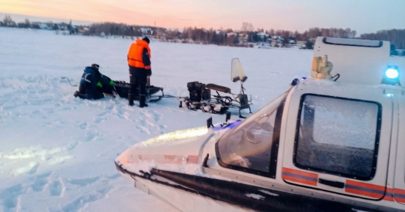 Спасатели доставили на берег мужчин, замерзавших на Новосибирском водохранилище