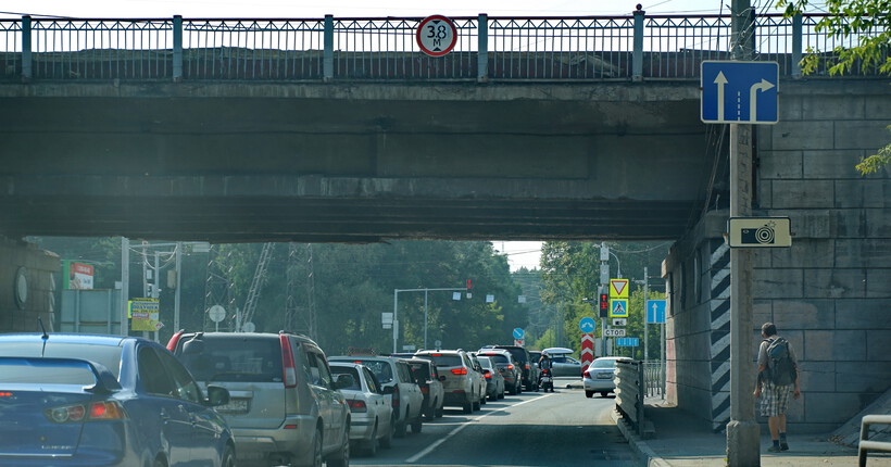 В Новосибирске на Бердском шоссе ограничили скорость движения по путепроводу