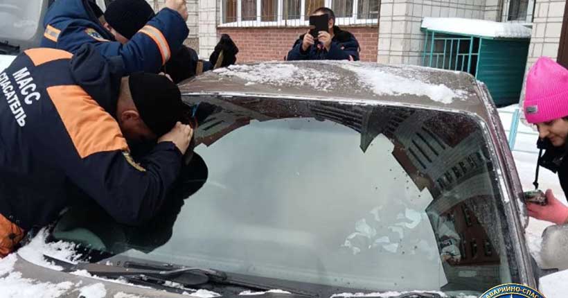 Новосибирские спасатели вызволили годовалого ребёнка из заблокированного автомобиля