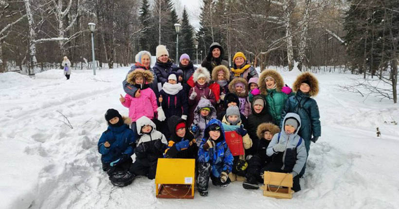 В Новосибирском дендропарке школьники развесили 30 кормушек
