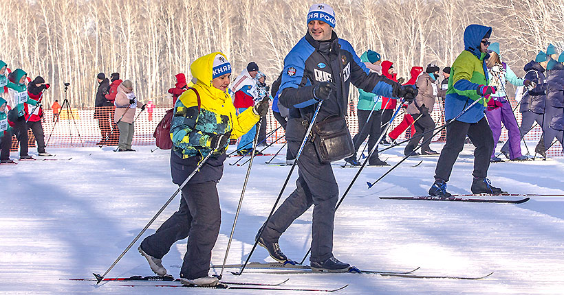 Скользя по снегу