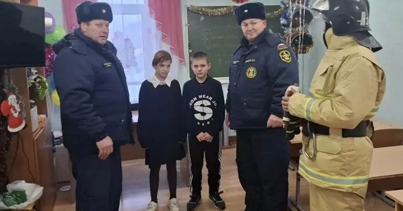 В Новосибирской области огнеборцы собрали и передали вещи погорельцам