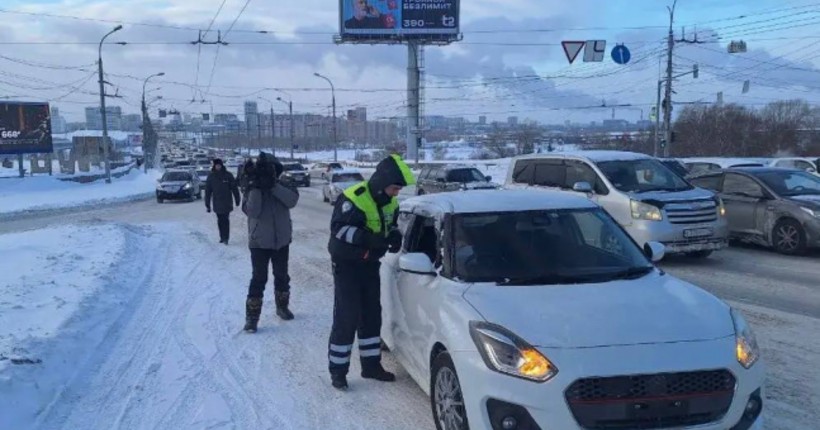 Новосибирским водителям напомнили про наказание за неправильную тонировку