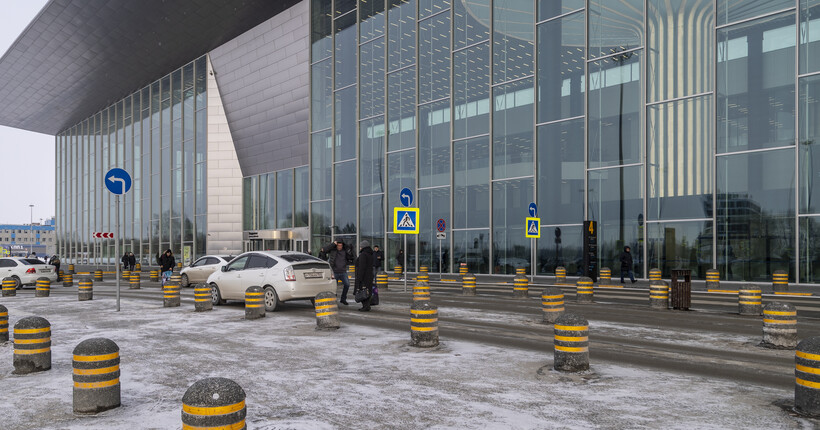 В новосибирском аэропорту закрыли парковки из-за снега