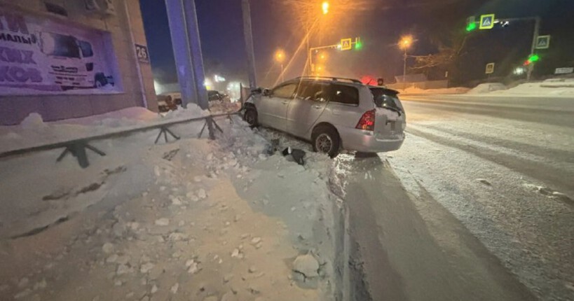 В Новосибирской области водитель &laquo;Тойоты&raquo; погиб после столкновения с забором