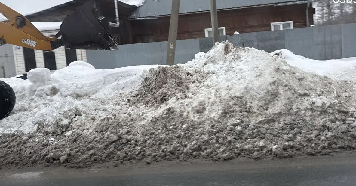 Жители Новосибирской области сбрасывают снег на автомобильные дороги