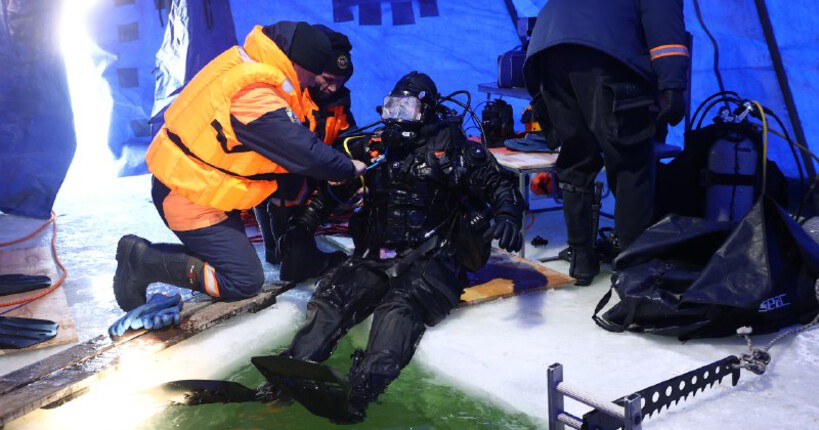 Новосибирские спасатели отработали экстремальные спуски под лёд
