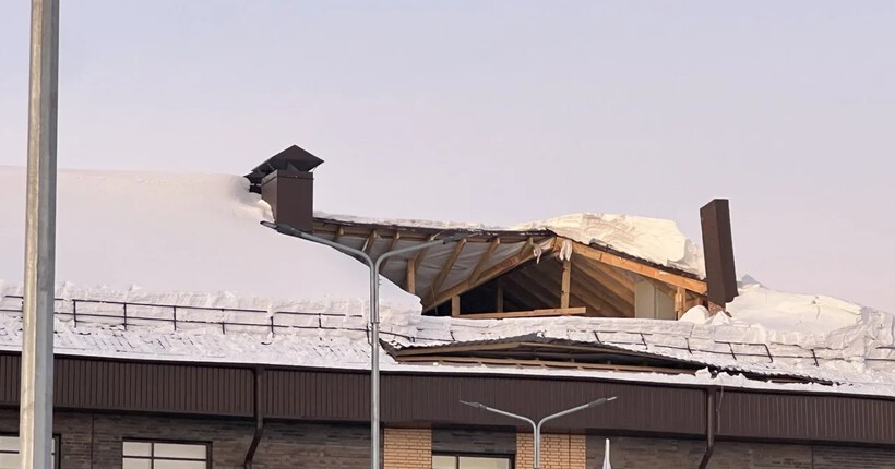 В Новосибирской области крыша школы обрушилась во время уборки снега