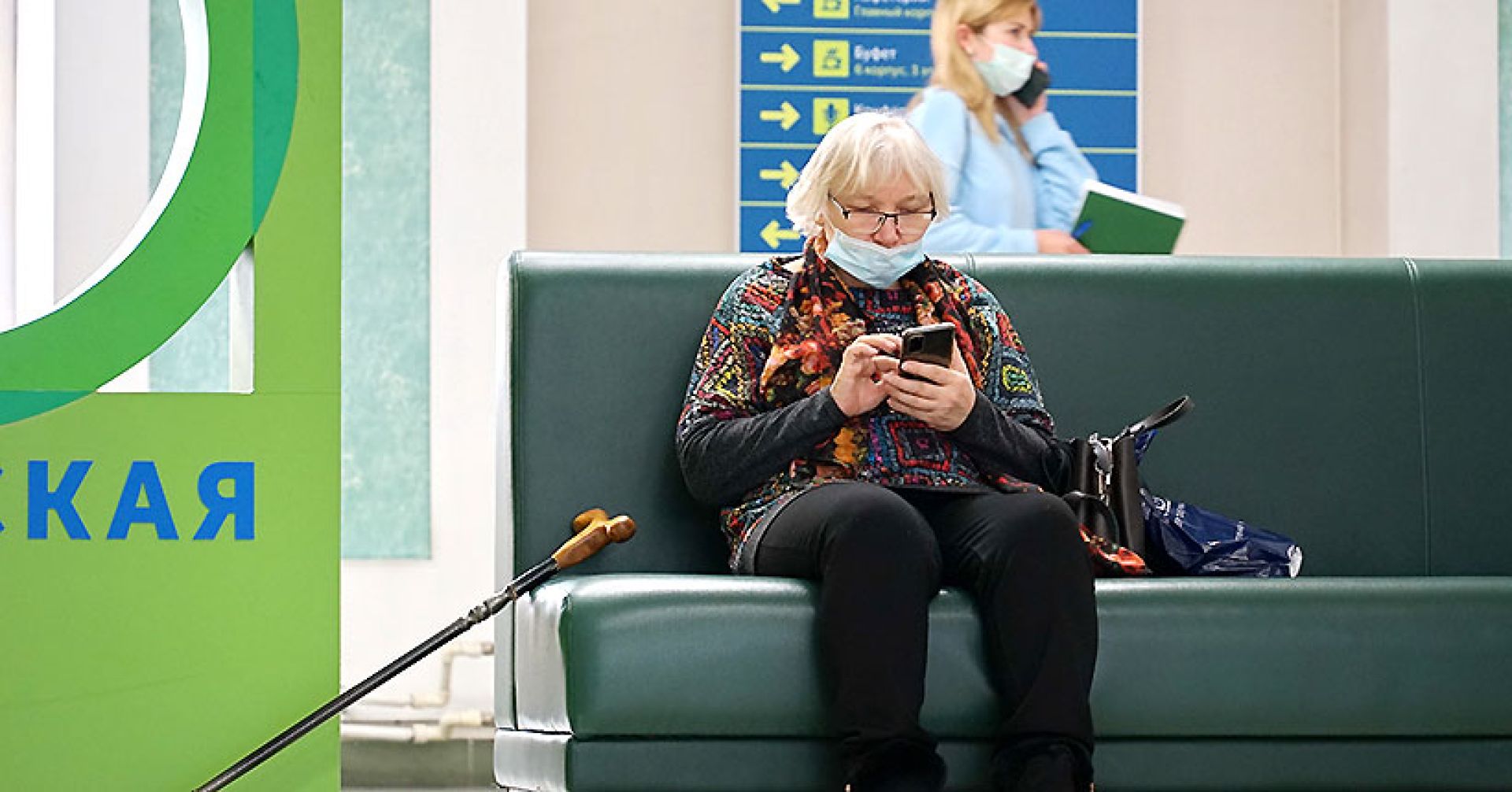 В Новосибирске пенсионерка пострадала из-за выброшенного из окна телефона