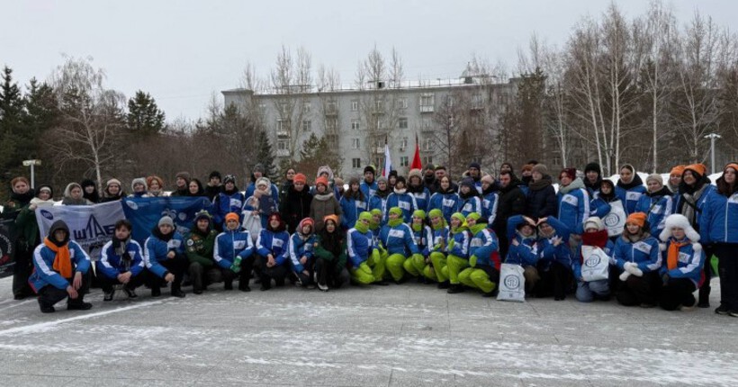 В Новосибирске &laquo;Снежный десант&raquo; расчистил от снега и наледи Монумент Славы