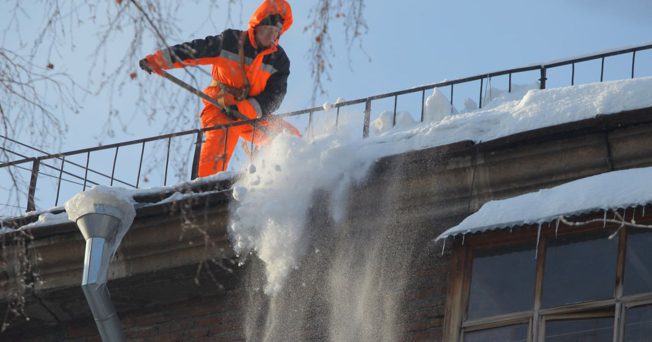 Управляющие компании Новосибирска сбрасывают снег с крыш по графику