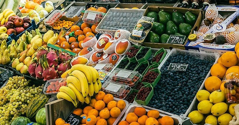 В новосибирских магазинах ограничили продажу огурцов в одни руки