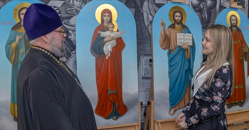 В Новосибирске открылась выставка икон и пасхальных яиц с изображениями храмов