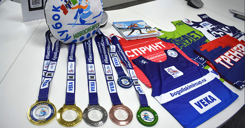 Лыжню — молодым