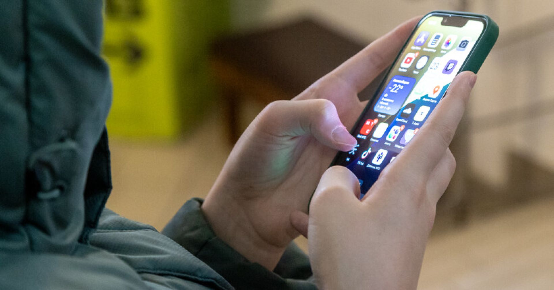 Двое новосибирцев пойдут под суд за работу курьерами у мошенников