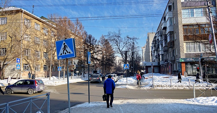 В центре Новосибирска брошенные машины затрудняют движение