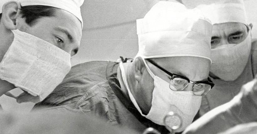 В Новосибирске отмечают 110 лет со дня рождения кардиохирурга Евгения Мешалкина