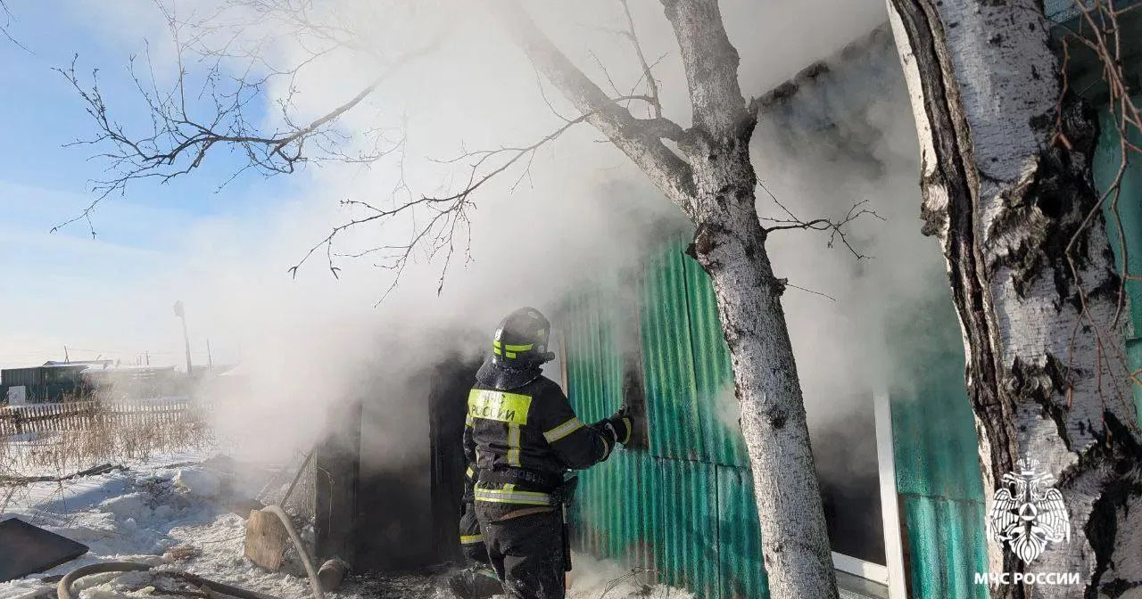 Во время пожара в частном доме в Каргате Новосибирской области погибли трое