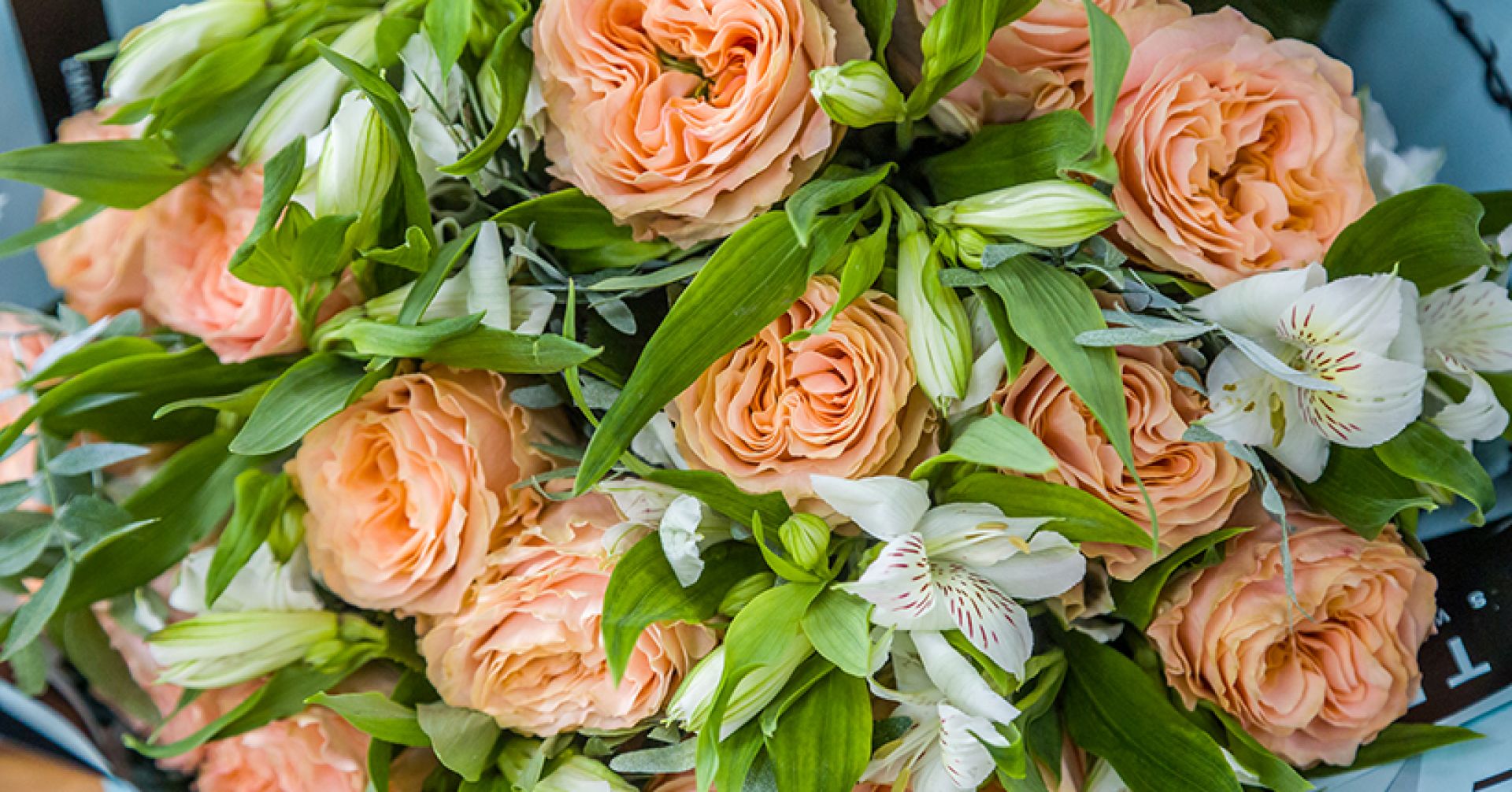 Из Новосибирска в Казахстан отправлено более 4000 тепличных цветов