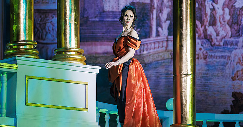 Сцена. Девушка. Оркестр