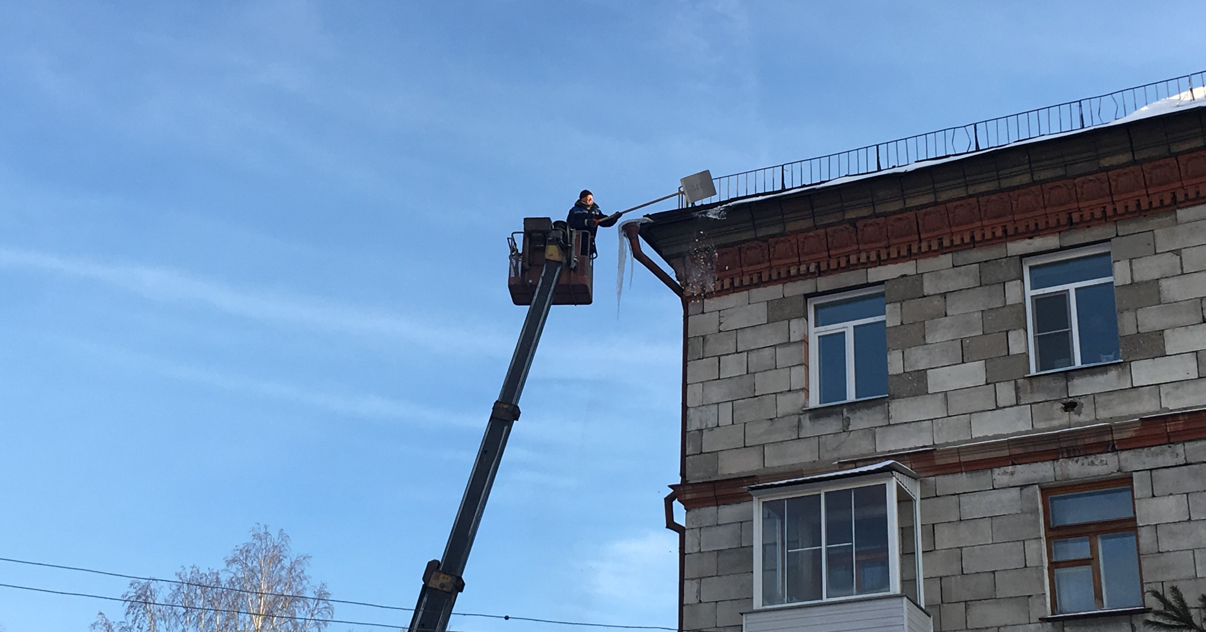 МЧС рекомендует новосибирцам держаться подальше от фасадов зданий