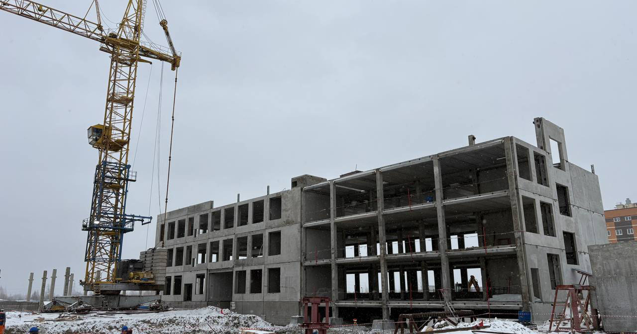 Концессионная школа на улице Большой в Новосибирске: строители работают на цокольном этаже