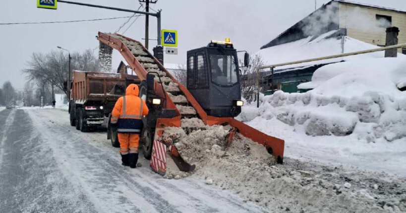 В Новосибирске из-за метели продлили рабочие смены дорожных служб