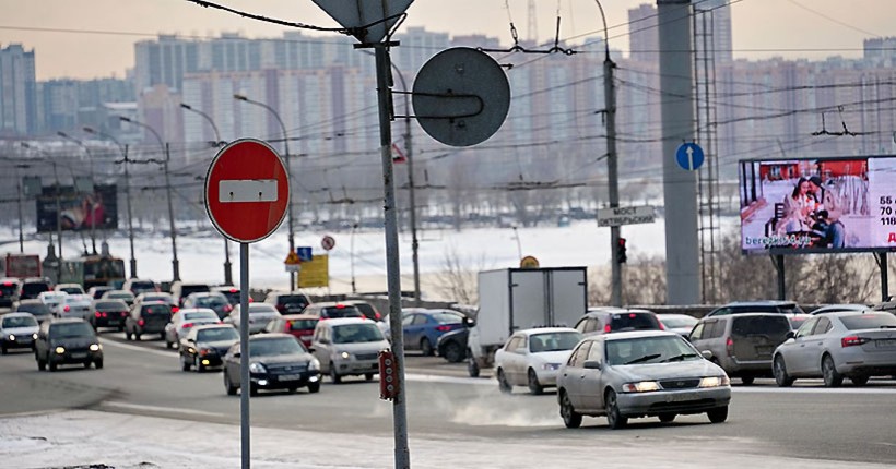 В Новосибирске неизвестный планомерно протыкал колёса автомобилей