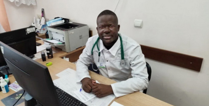 Врач из Африки стал участковым терапевтом в новосибирской поликлинике