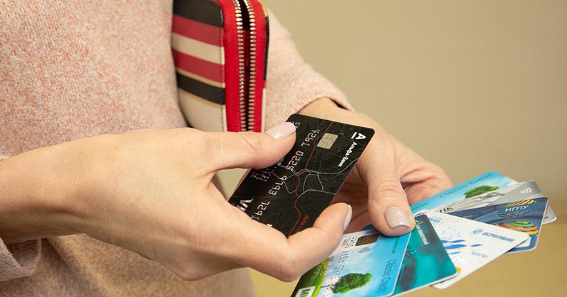 В Новосибирской области на пожилую женщину оформили кредитку без её ведома