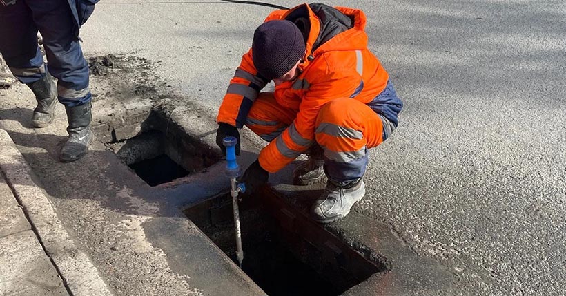 Новосибирск готовится к паводку: ДЭУ Новосибирска очистили от снега дождеприёмники