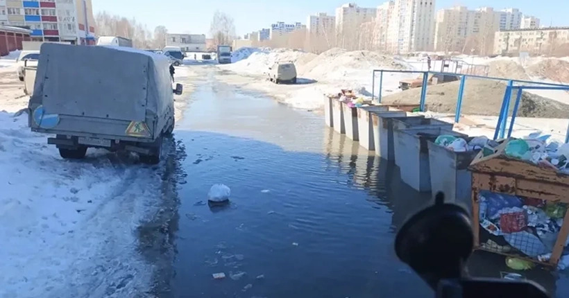 В Новосибирске мусоровозы &laquo;тонут&raquo; во дворах