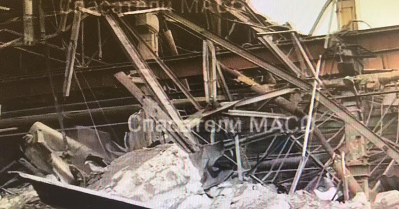 На улице Трикотажной в Новосибирске обрушилась часть склада