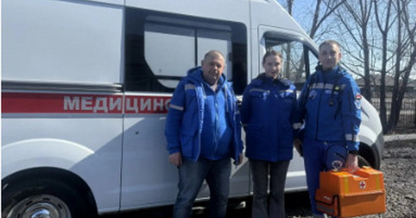 В районе Новосибирской области везти пациентку к скорой пришлось на садовой тележке