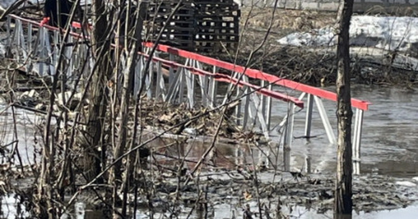 Из-за паводка в Первомайском районе Новосибирска подтопило мост